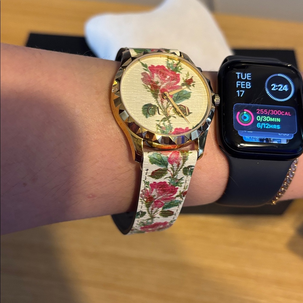 Gucci Floral Gold Women's Watch with COA - Picture 16 of 17